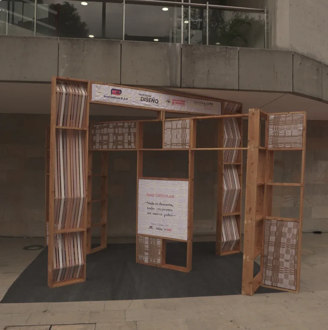 Stand externo - Estructura de madera con paneles informativos
