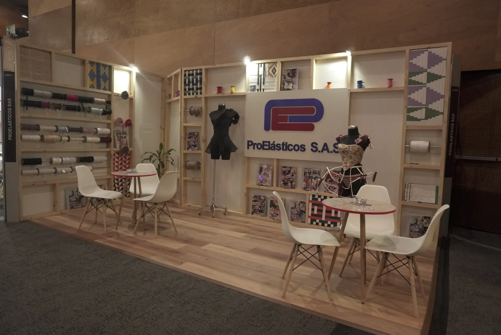 Stand interno - Espacio de exhibición con maniquíes
