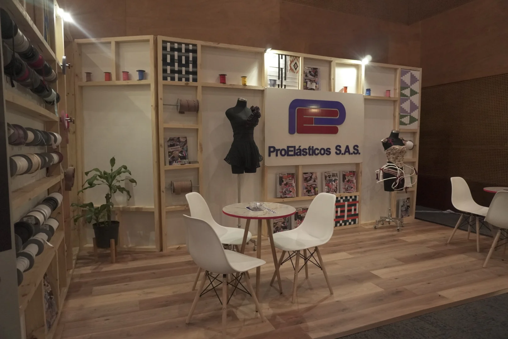 Stand interno - Stand finalizado de Proelásticos con mobiliario